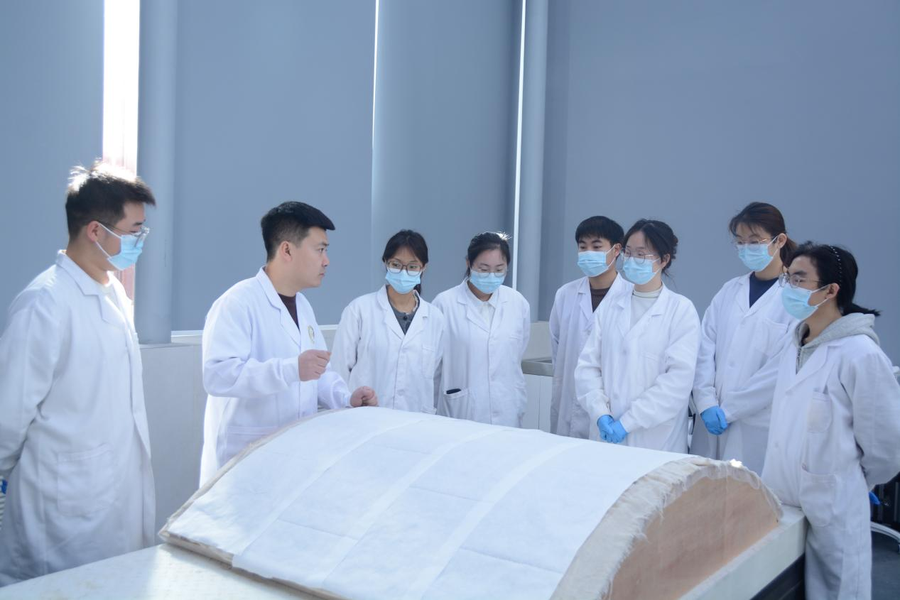 尉老师讲解壁画背部脱盐工艺.png