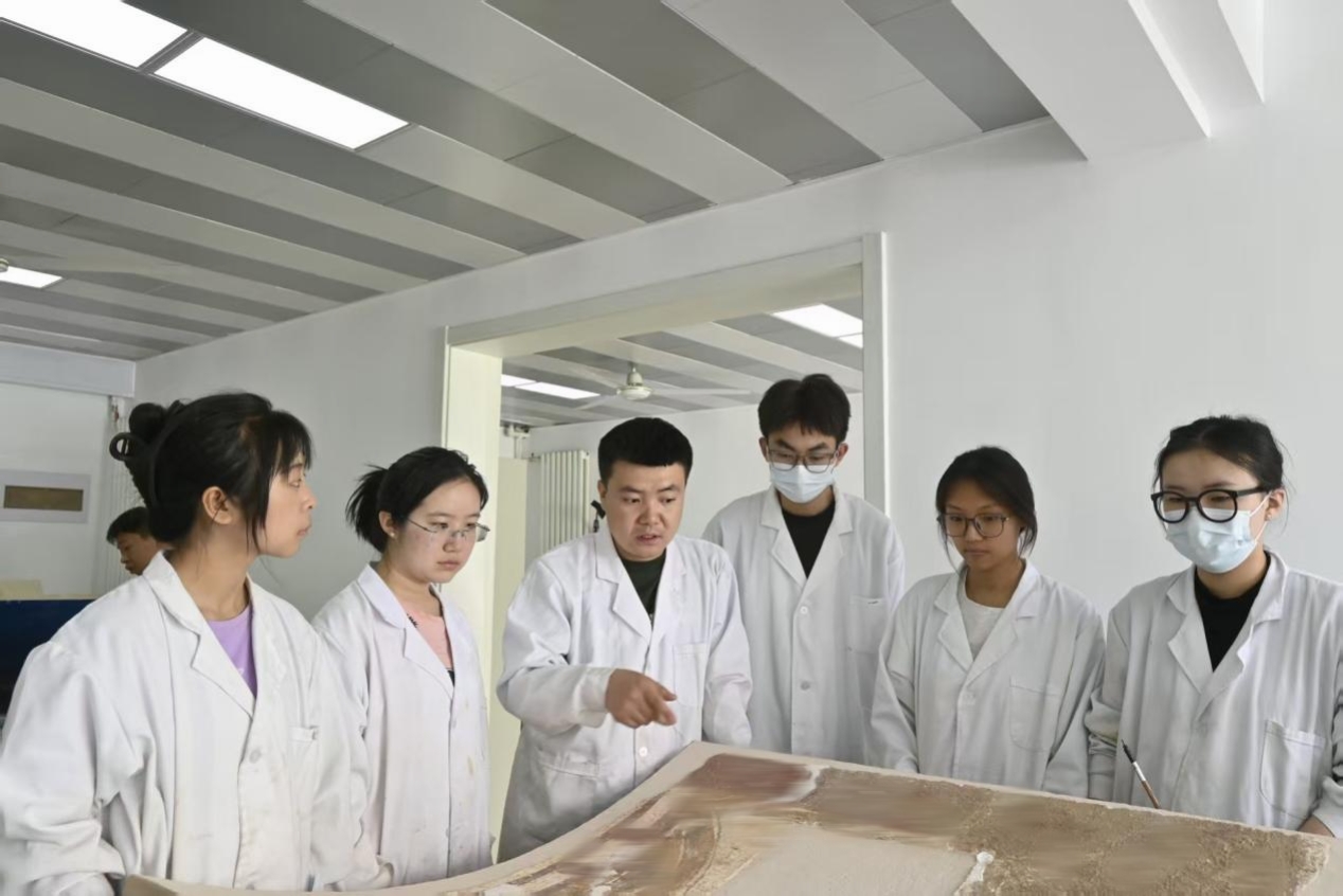 尉老师指导正面补全地仗.jpg